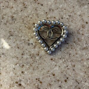 Chic Silver Pearl Heart Brooch